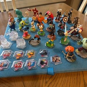Disney Infinity Interactive Lot. 27 figures. 2 bases. Plus power discs.